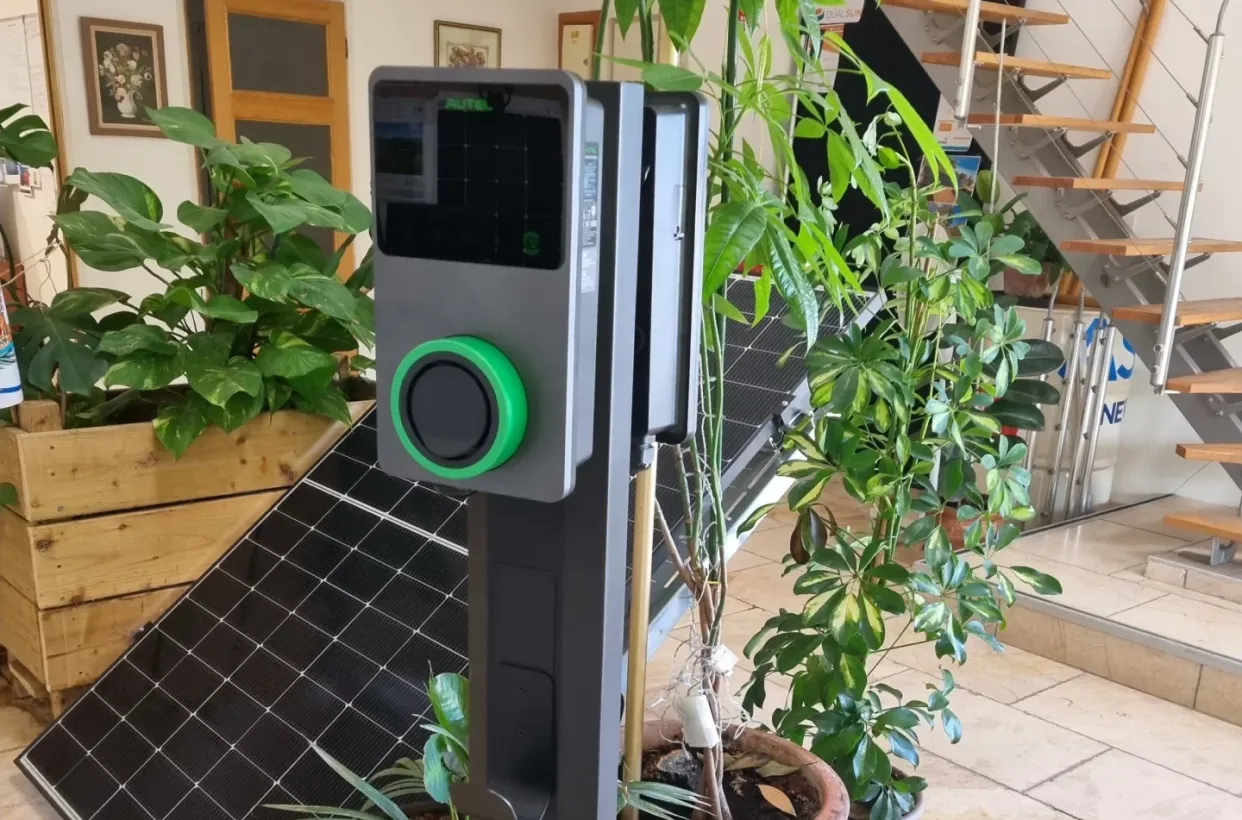 Ao Elec Solaire Panneaux Photovoltaiques A Chateaurenard Les Bornes De Recharge