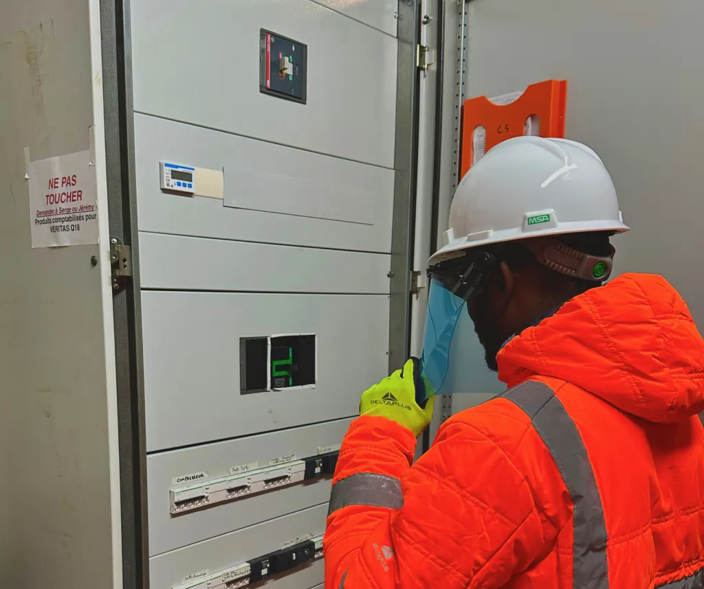 Ao Elec Solaire Panneaux Photovoltaiques A Chateaurenard Aoelec Solaire Notre Service Dentretien Et De Maintenance